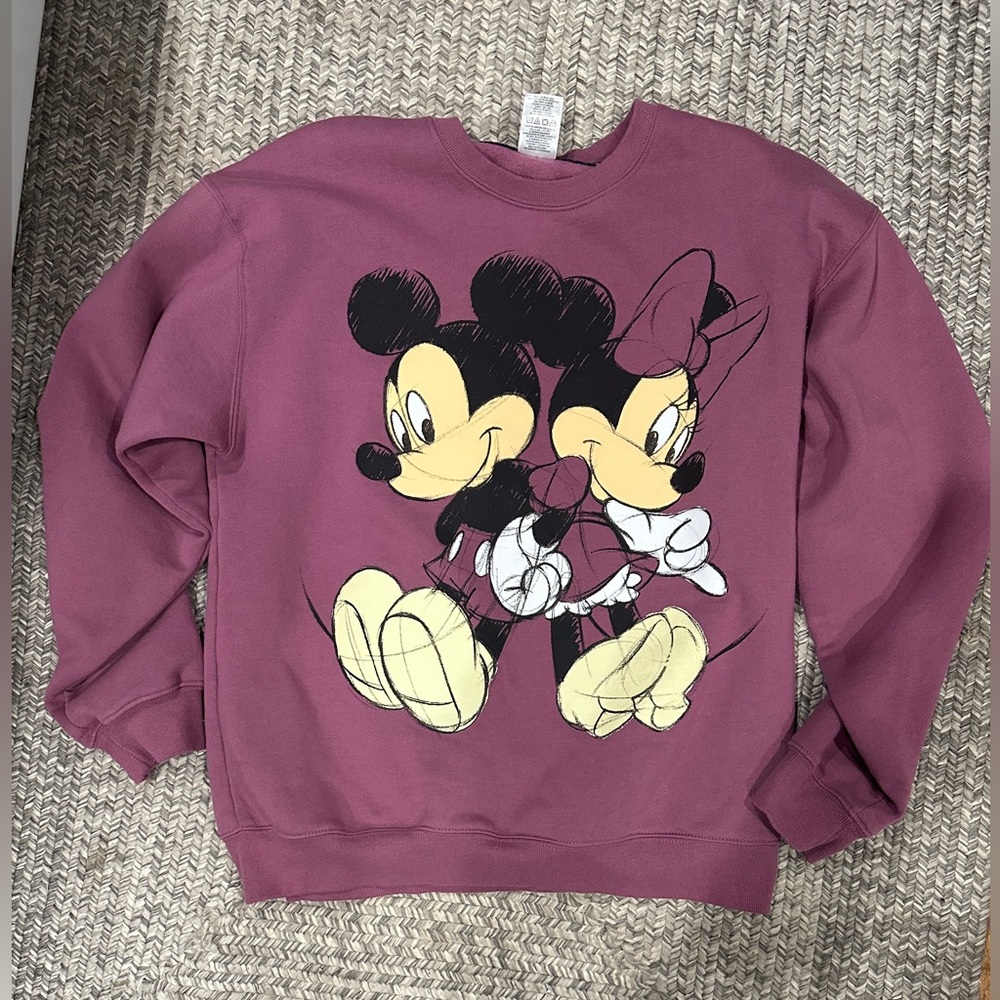 Disney Jerry Leigh Micky & Minnie women’s crew neck sweatshirt. Size Medium.